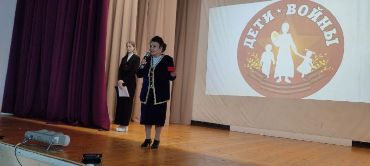 Торжественная линейка, посвященная открытию Года единства народов России