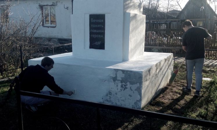 Покраска памятника в с. Новоалександрово