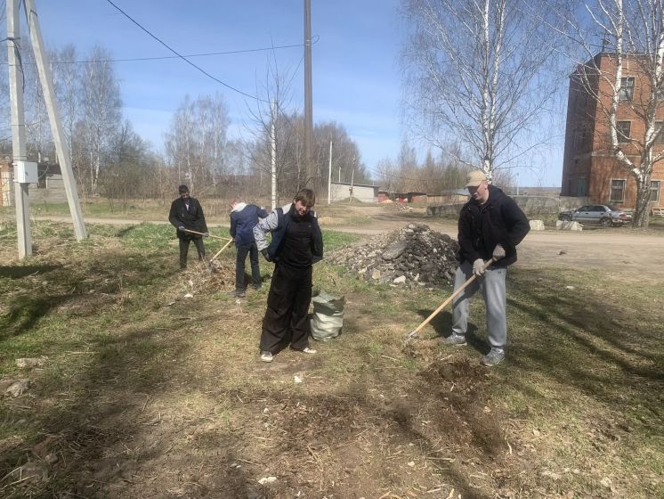 Субботник в самом разгаре